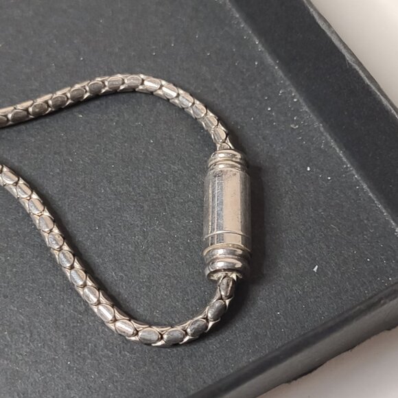 20 Inch Silver Tone Pretty Oval Shaped Pendant Necklace - Picture 6 of 11